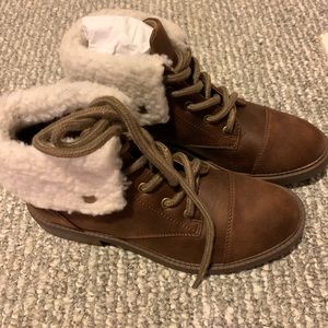 New stylish youth faux fur booties.